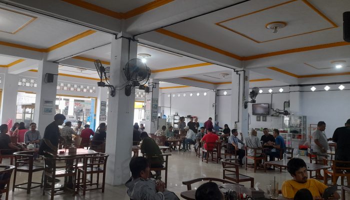 Ngopi, Ngecas, Ngerumpi: Ritual Suci Anak Muda di Warkop Zaman Now