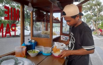 Rahul si penjual bakso pansit yang laris pengunjung. (foto.agalain.id)