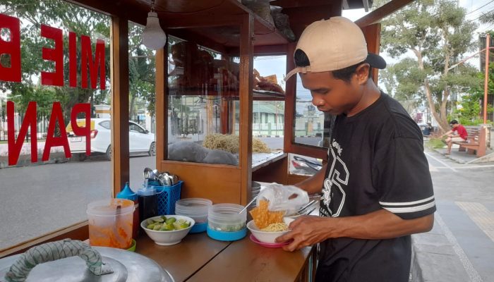 Nongkrong Asik Sambil Dukung Anak Muda! Bakso Rahul di Lapangan Taruna Remaja Wajib Dicoba