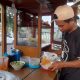 Rahul si penjual bakso pansit yang laris pengunjung. (foto.agalain.id)