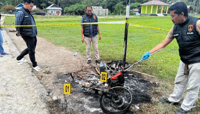 Cuma Mau Jualan Es, Tapi Dapat Cekikan, Makan Sisa, dan Motor Dibakar