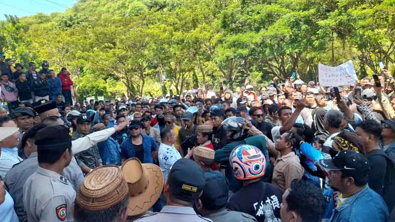 Para penambang rakyat dari wilayah Suwawa, Kabupaten Bone Bolango, menggelar aksi demonstrasi besar-besaran di depan Gedung DPRD Provinsi Gorontalo, Selasa (14/5). (foto.agalain.id)