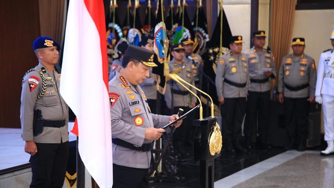 Kapolri Jenderal Listyo Sigit Prabowo baru aja ngumumin mutasi gede-gedean di tubuh Polri. (foto.cnn indonesia/arsip humas polri)