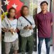 Kedua pelaku penganiayaan yang diamankan Tim Rajawali Polresta Gorontalo Kota beserta barang buktinya senjata tajam jenis samurai dan pisau lipat. (foto.istimewa)