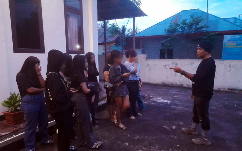 Para remaja perempuan yang diduga menjadi penghibur di salah satu tempat hiburan malam karaoke yang diamankan Polsek Tapa. (foto.polisi)