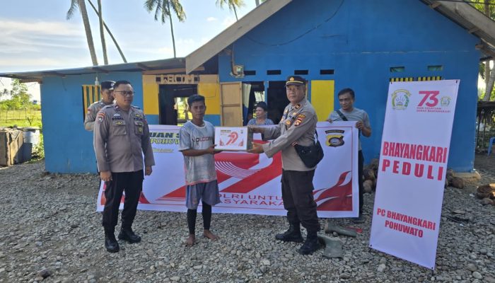 Sambut Ultah Bhayangkara, Polsek Marisa Bagi-Bagi Sembako, Hati Warga Auto Adem