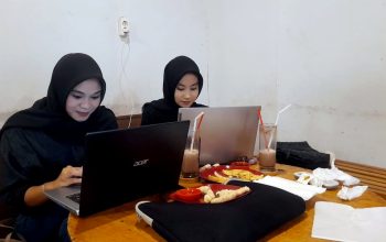 Tia dan Marwah, Duo Mahasiswi semester akhir. (foto.agalain.id)
