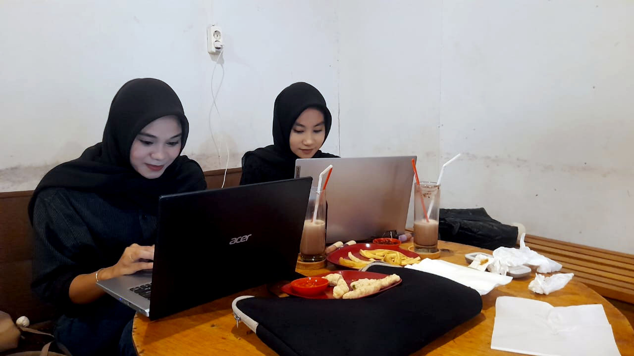 Tia dan Marwah, Duo Mahasiswi semester akhir. (foto.agalain.id)