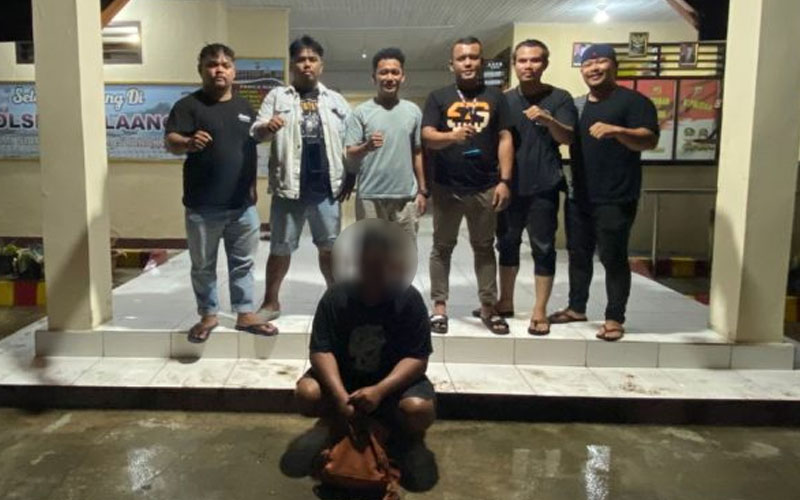 Pelaku saat diamankan polisi. (foto.istimewa)