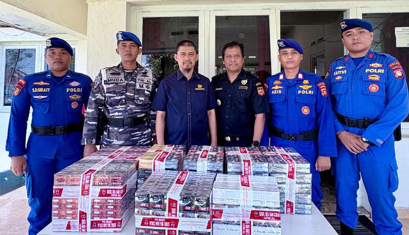 Tim gabungan Ditpolairud Polda Gorontalo, TNI AL dan Bea Cukai Gorontalo usai mengamankan roko ilegal. (foto.istimewa)