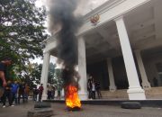 Sopir Truk Ngamuk, Ban Dibakar Massa di Depan Rujab Gubernur Gorontalo