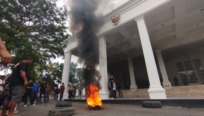 Sopir Truk Ngamuk, Ban Dibakar Massa di Depan Rujab Gubernur Gorontalo