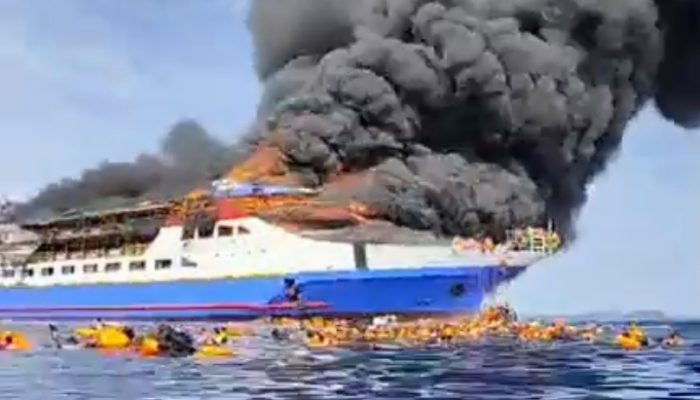 Viral! Detik-detik KM Barcelona Terbakar di Laut, Penumpang Panik Lompat ke Air