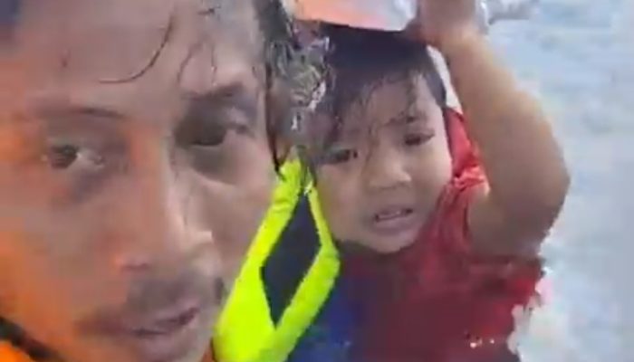 Viral! Detik-Detik Pria Selamatkan Anak Saat Kapal Terbakar, Terekam Live!