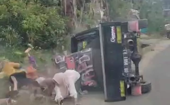 Detik-detik pick up mengalami kecelakaan saat menikung. (foto tangkap layar facebook)
