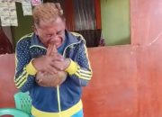Anti Mainstream! Pria Gorontalo Kupas Kelapa Pakai Gigi, Videonya Bikin Netizen Melongo