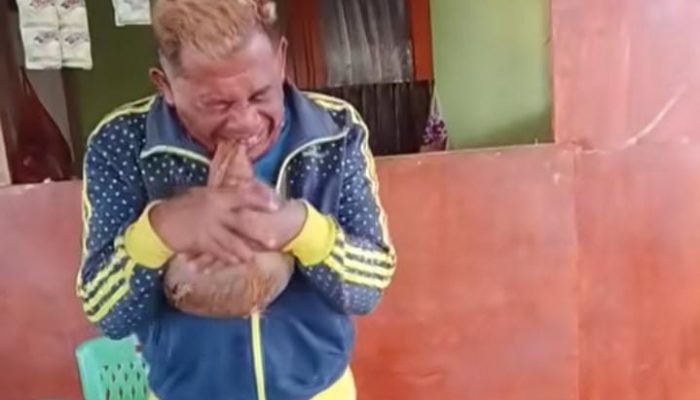 Anti Mainstream! Pria Gorontalo Kupas Kelapa Pakai Gigi, Videonya Bikin Netizen Melongo