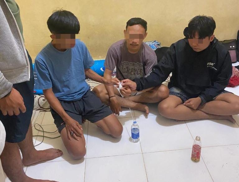 Terduga pelaku yang diamankan Tim Opsnal Satres Narkoba Polresta Gorontalo Kota. (foto.istimewa)