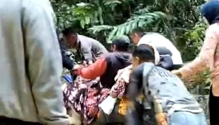 Viral! Warga Sakit Hingga Jenazah, Terpaksa Dibawa Pakai Motor, Netizen: Janji Manis Pejabat Cuma PHP