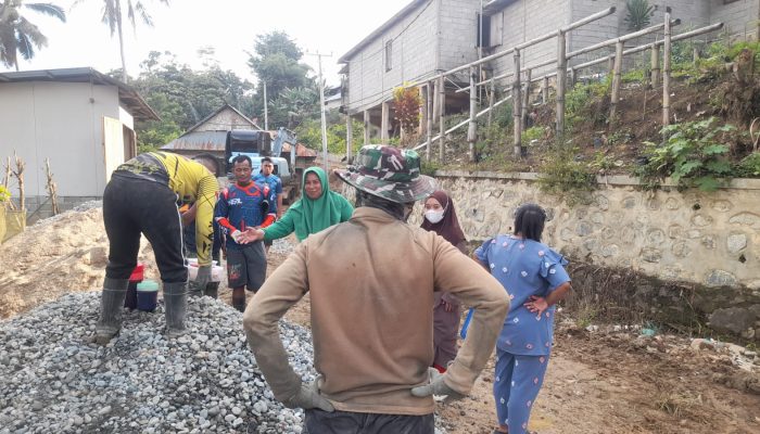 Emak-emak Turun ke Lapangan: “Cerita Hangat di Balik Pengecoran Jalan Desa”