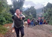 Bukan Cuma Gendong Anak, Prajurit Ini Juga Gendong Nilai Kemanusiaan di TMMD