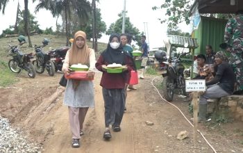 Misi Rahasia Emak-emak, Geruduk Satgas TMMD Sedang Bekerja