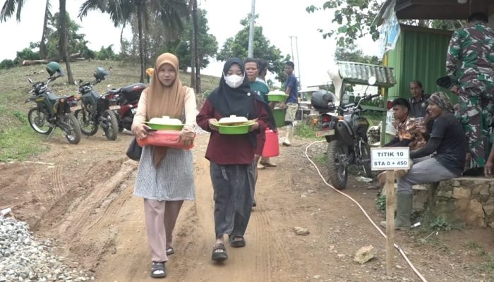 Misi Rahasia Emak-emak, Geruduk Satgas TMMD Sedang Bekerja