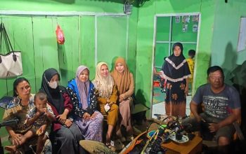 Aparat Desa Tonala dan Ibu-ibu Temani Prajurit TMMD yang Lembur Bangun Jalan Desa