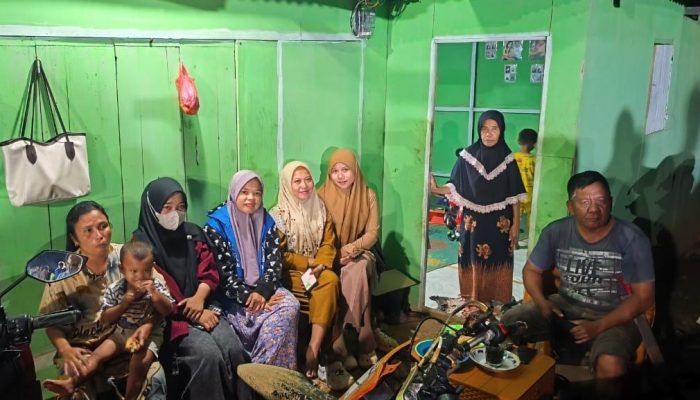Aparat Desa Tonala dan Ibu-ibu Temani Prajurit TMMD yang Lembur Bangun Jalan Desa