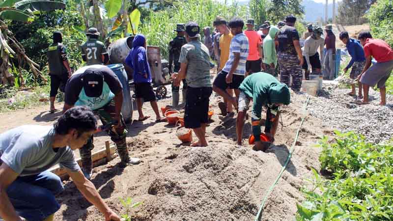 Satgas TMMD dan warga Desa Tonala yang tak ada sekat dalam membangun jalan desa. (foto. pengdim/istimewa)