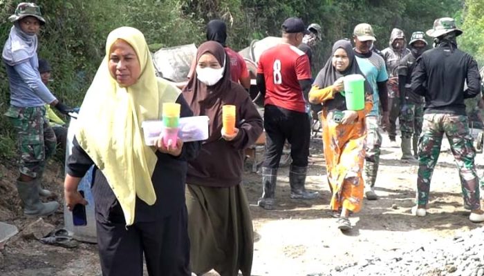 Ketika Ibu-Ibu Desa Tonala Jadi ‘Tim Logistik’ di TMMD