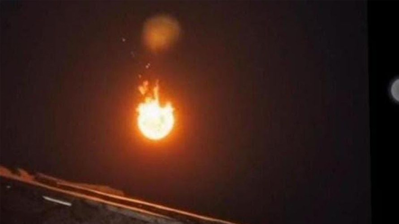 Penampakan benda jatuh yang dinarasikan bola api yang menggegerkan warga di Cirebon. (fotosumber. detikcom/istimewa)