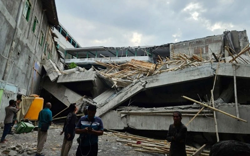 Bangunan Ponpes Al-khoziny Sidoarjo yang ambruk pada Senin (29/9/2025) makan ratusan korban, 13 di antaranya meninggal dunia. (foto. Basarnas Surabaya/suara.com)